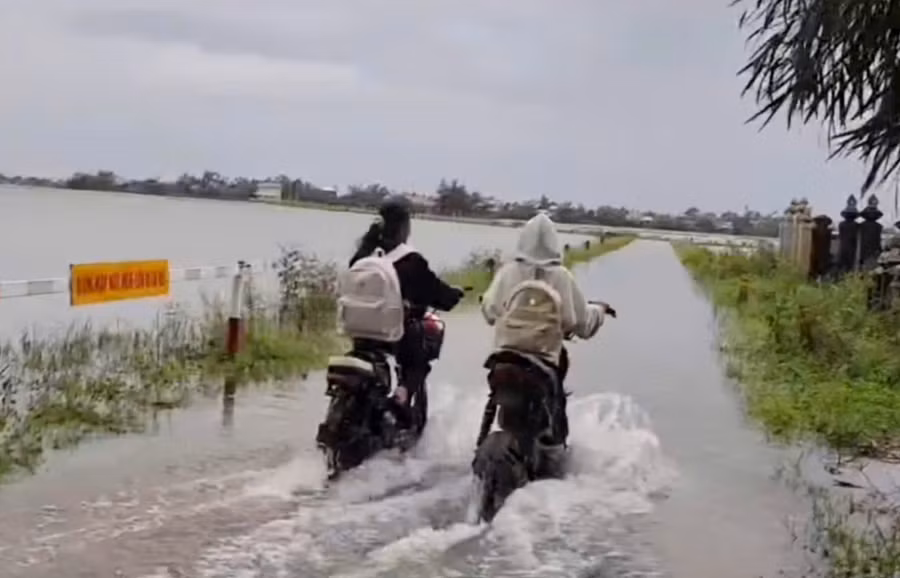 Học sinh vùng trũng TP Huế đi học trong sáng 22/10.