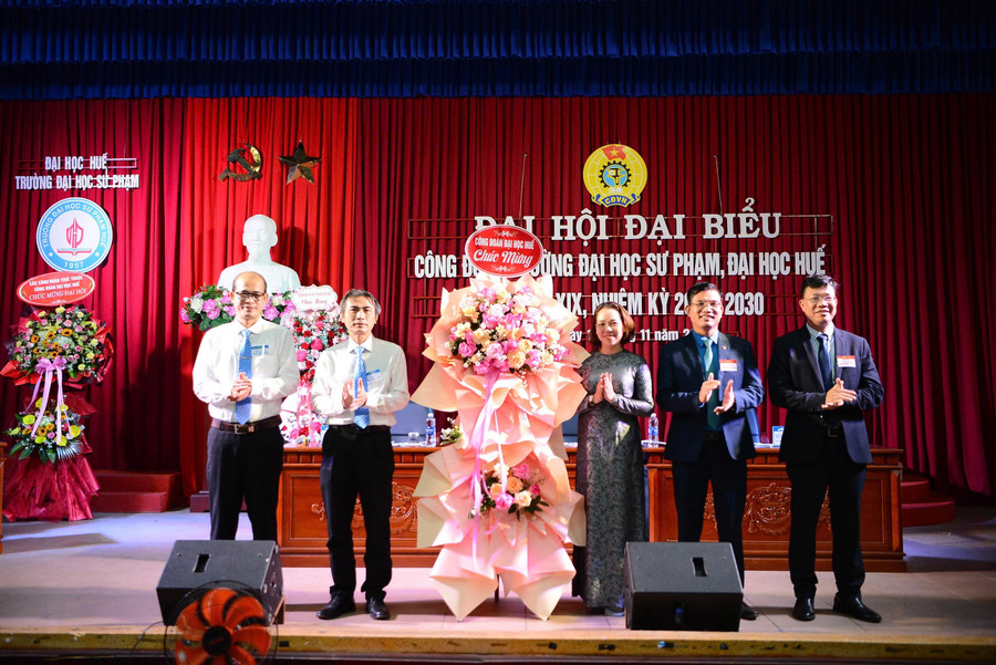 Công đoàn Đại học Huế (phải) tặng hoa chúc mừng Đại hội Đại biểu Công đoàn ĐH Sư phạm Huế.