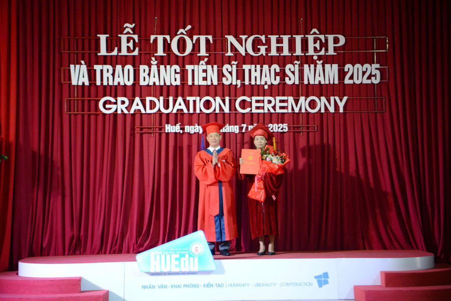 ការផ្តល់សញ្ញាបត្រដល់បណ្ឌិតថ្មី។ z6805929461940-500487100be5e63f5780185a057063d4.jpg