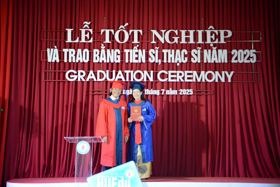 ការផ្តល់សញ្ញាបត្រដល់ចៅហ្វាយនាយថ្មី។ z6805929567363-a11c7e0ee3d9cfc8210fbe1324db4e52.jpg