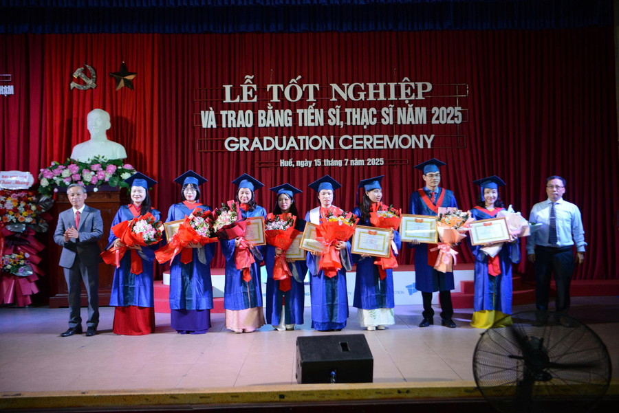 ការផ្តល់រង្វាន់ដល់ Valedictorians ថ្មីនៃកម្មវិធីថ្នាក់អនុបណ្ឌិត។ z6805929529112-76b2b4e510e9904f95deb04beb5f078d.jpg