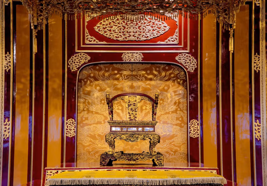 Ngai vua triều Nguyễn - Bảo vật quốc gia đặt tại Điện Thái Hòa, Đại Nội Huế bị người đàn ông xông vào phá hoại ngày 24/5/2025. (Ảnh: Đình Hoàng, chụp năm 2024).