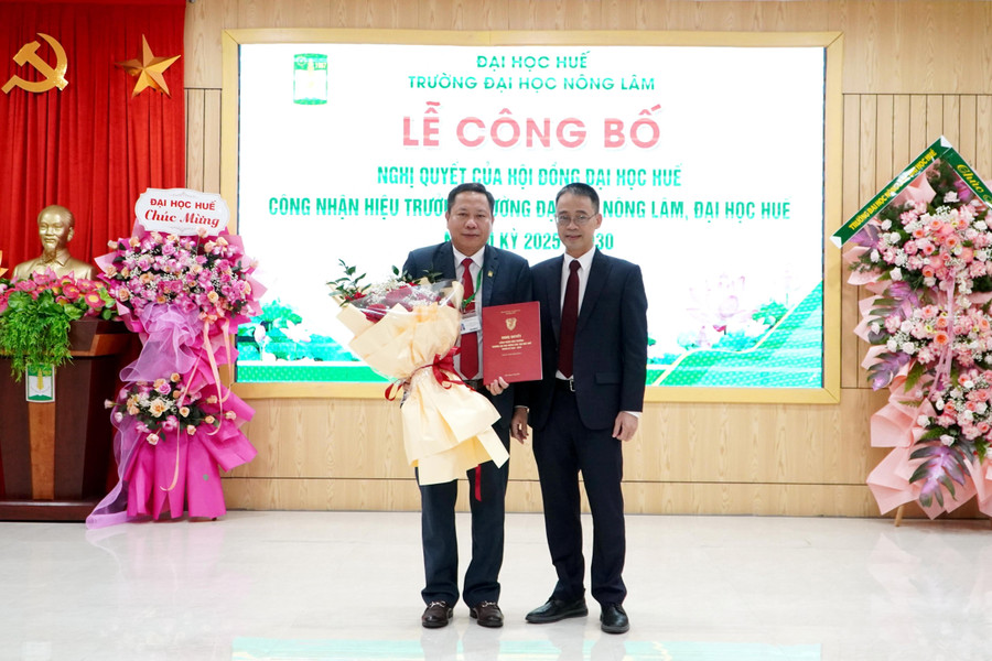 GS.TS.Trần Đăng Hòa, Chủ tịch Hội đồng Đại học Huế (phải) trao Nghị quyết công nhận Hiệu trưởng Trường Đại học Nông Lâm cho PGS.TS Trần Thanh Đức (trái). z7049234099089-8a62e61876aa679376c6ca0980e8a69d.jpg