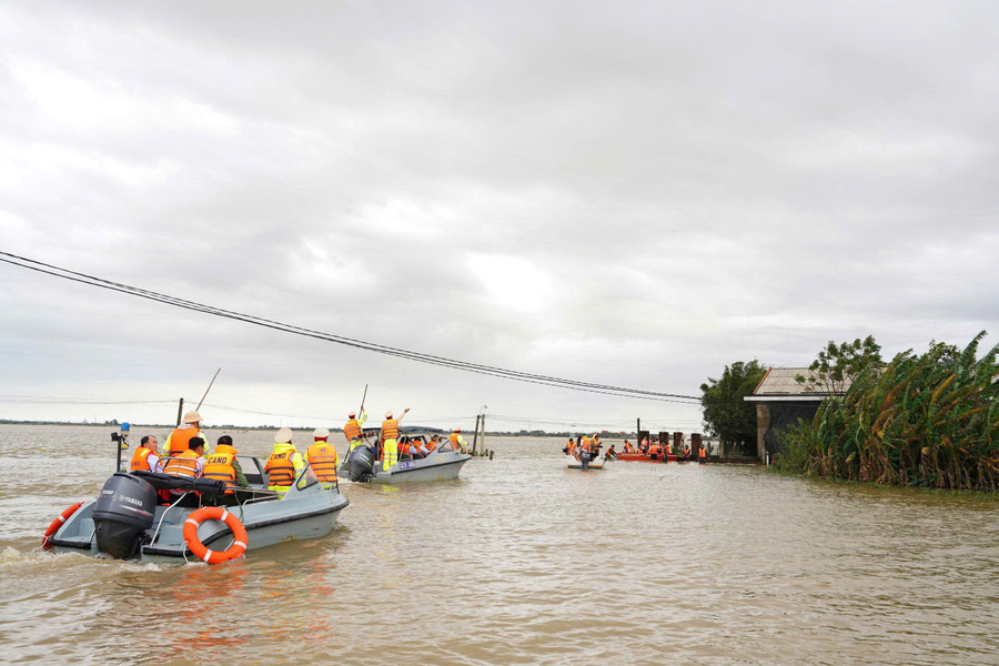 Đoàn Công tác Trung ương do Tổng Bí thư Tô Lâm dẫn đầu đã đến thăm vùng lũ xã Quảng Điền, TP Huế. 6-1.jpg