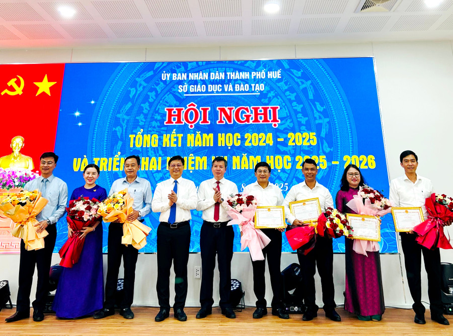 Khen thưởng các tập thể, cá nhân có thành tích tốt trong năm học 2024-2025. c3acac6a-5373-4055-a8f1-e5360ec5e50b-1.jpg
