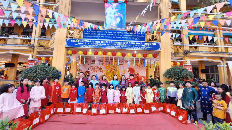 Tặng quà các học sinh vượt khó học tốt trong chương trình “Tết đoàn viên – gieo yêu thương, lan tỏa hạnh phúc” của Trường Tiểu học Vĩnh Ninh, TP Huế.