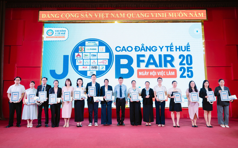 Lãnh đạo nhà trường tặng giấy chứng nhận cho các nhà tài trợ và đơn vị tham dự Ngày hội việc làm 2025. dat-6129.jpg