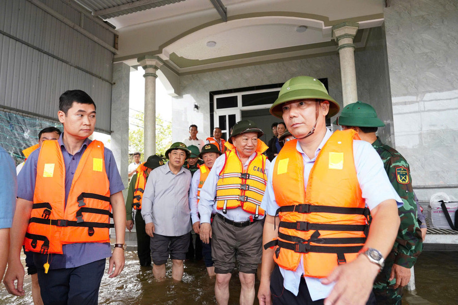 Tổng Bí thư Tô Lâm đến thăm các nhà dân bị ngập nặng tại thôn Khuôn Phò Đông, xã Quảng Điền. 2-1.jpg
