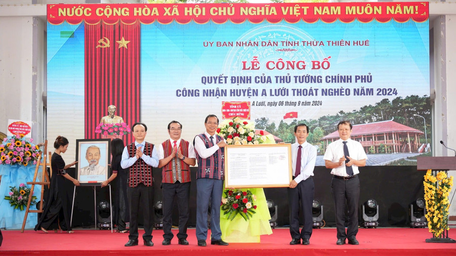 Lãnh đạo tỉnh Thừa Thiên Huế (cũ, nay là TP Huế) trao Quyết định của Thủ tướng Chính phủ công nhận huyện A Lưới thoát nghèo năm 2024. a6-tp-hue-ho-tro-xay-moi-nha-cho-dong-bao-dan-toc-thieu-so-vuot-15-lan-ke-hoach.jpg