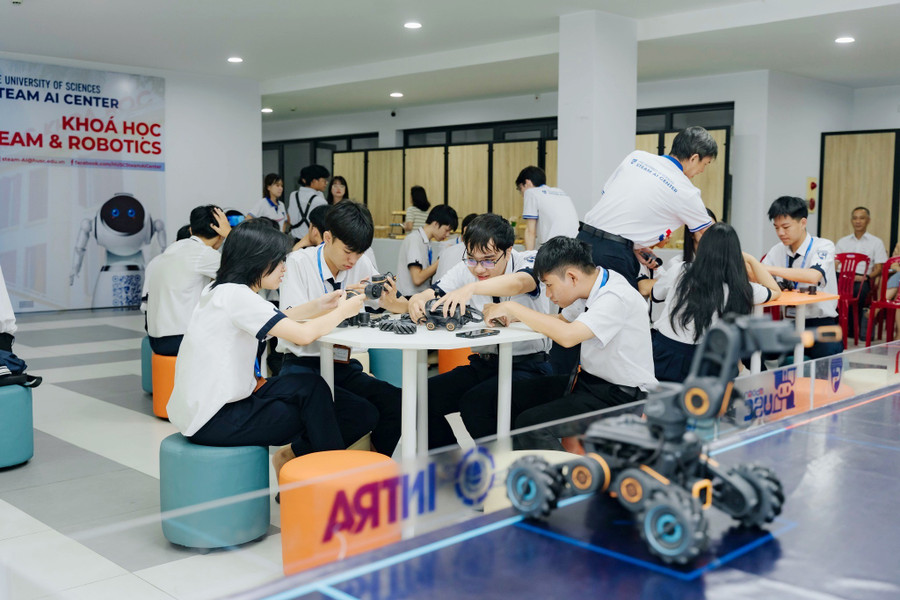Học sinh các trường trải nghiệm tại Trung tâm STEAM & AI, Trường ĐH Khoa học Huế.