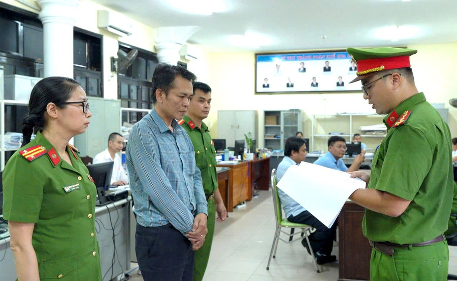 ...và ông Hoàng Văn Thắng z7094937808491-95264ab43cb2868fea75ddc852bc73e6.jpg