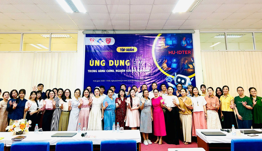 Qua buổi tập huấn giúp các học viên nắm vững kỹ năng ứng dụng AI vào công việc hàng ngày sáng tạo hơn. z6903104433088-a976c07e5eb654447a59c1b7d25dae1e.jpg