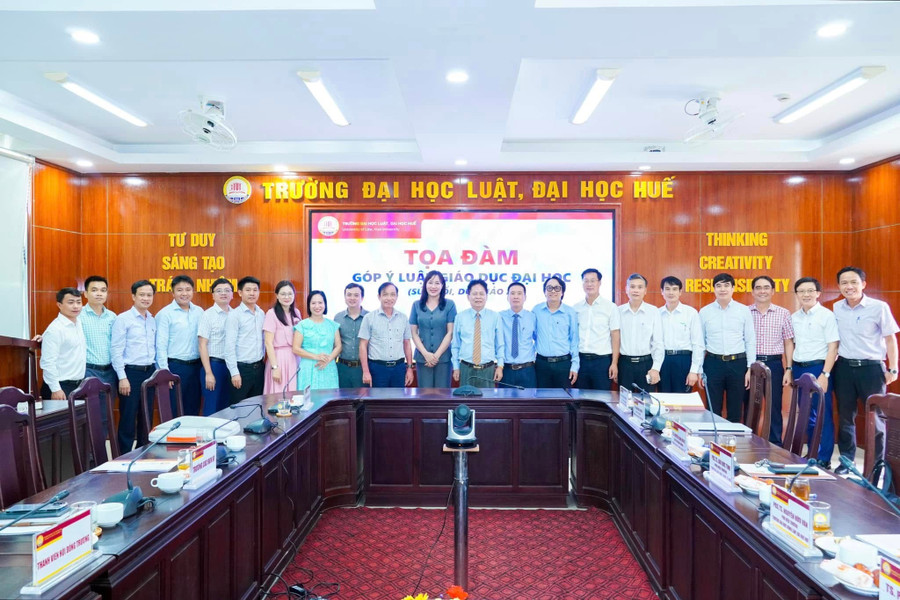 Các đại biểu chụp ảnh lưu niệm sau buổi Tọa đàm góp ý Luật Giáo dục Đại học (sửa đổi). 518306715-750271614321576-1489887302282703323-n.jpg
