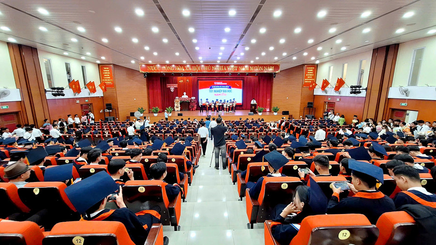 Lễ bế giảng và trao bằng tốt nghiệp của Trường Đại học Khoa học, Đại học Huế ngày 5/7. (Ảnh: Đại Dương)