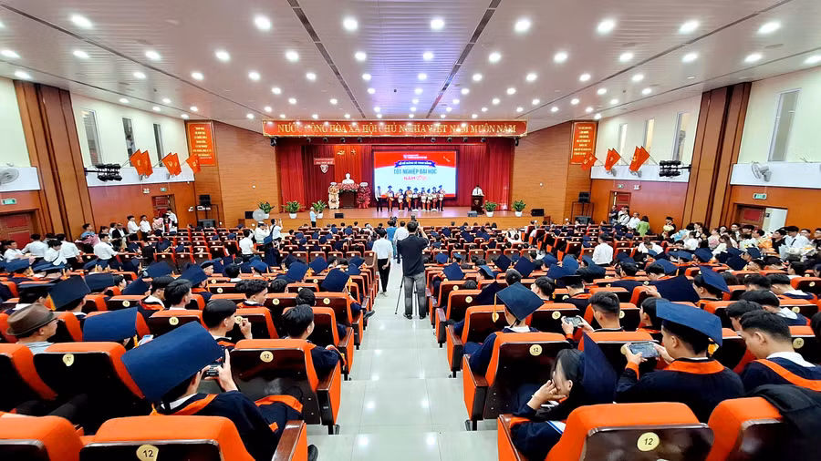 Lễ bế giảng và trao bằng tốt nghiệp của Trường Đại học Khoa học, Đại học Huế ngày 5/7. (Ảnh: Đại Dương)