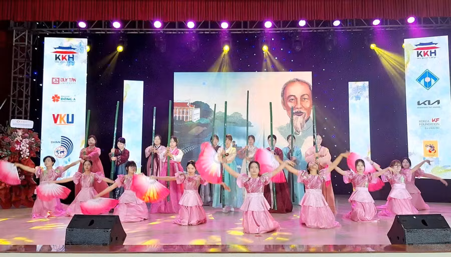 Tiết mục văn nghệ giao lưu văn hóa Hàn Quốc - Việt Nam tại sự kiện “Ngày hội Ngôn ngữ và văn hóa Hàn Quốc tại miền Trung Việt Nam” lần thứ 4.