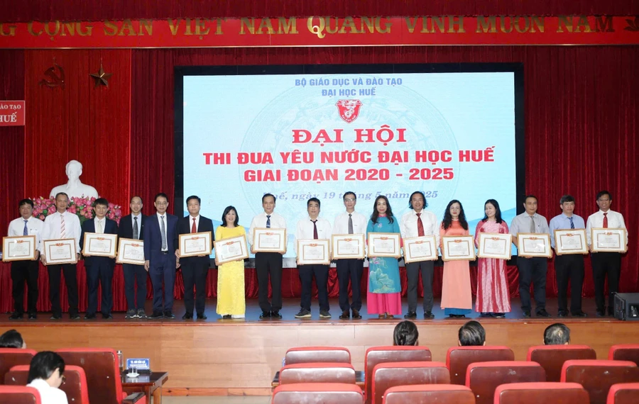 Các cá nhân Đại học Huế được khen thưởng vì có thành tích xuất sắc trong thực hiện các phong trào thi đua yêu nước giai đoạn 2020 – 2025.