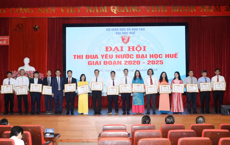 Các cá nhân Đại học Huế được khen thưởng vì có thành tích xuất sắc trong thực hiện các phong trào thi đua yêu nước giai đoạn 2020 – 2025.