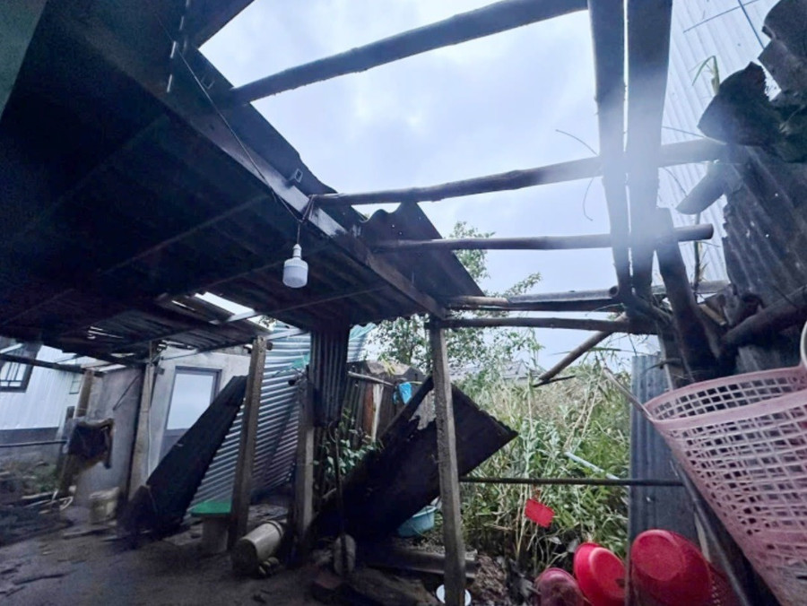 75 ngôi nhà bị tốc mái một phần hoặc hoàn toàn. 1.jpg
