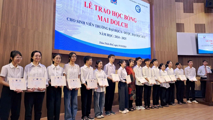 Lễ trao học bổng Mai Dolch tại Trường Đại học Y - Dược, Đại học Huế. (Ảnh: Đại Dương)