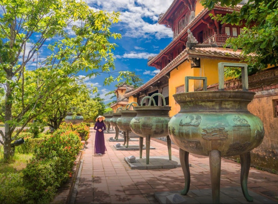 Cửu Đỉnh tại Đại Nội Huế, một trong số các Bảo vật quốc gia của cố đô. (Ảnh: Bảo Minh). 2.jpg