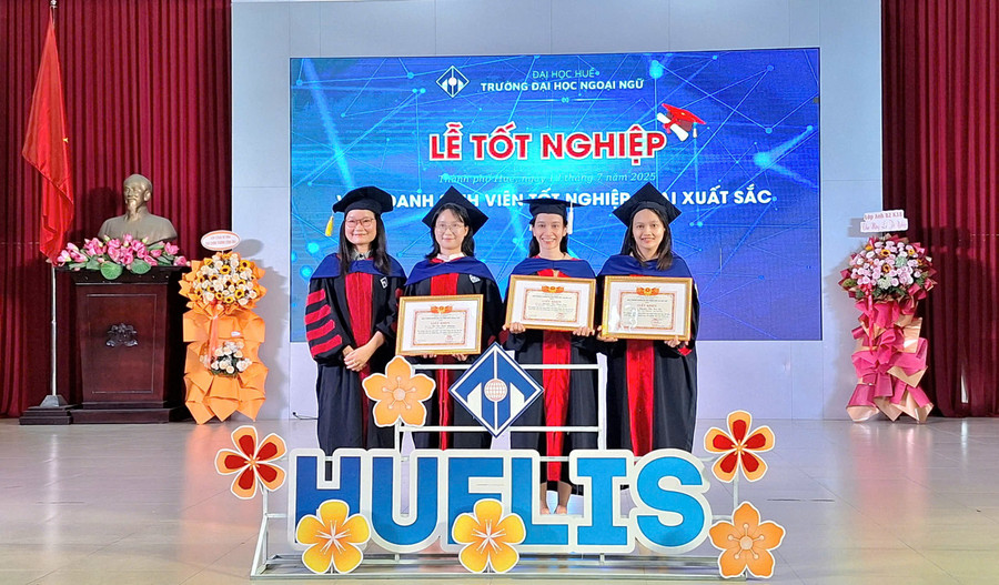 សាស្ត្រាចារ្យរង បណ្ឌិត Nguyen Ho Hoang Thuy នាយករងនៃសាកលវិទ្យាល័យភាសាបរទេស សាកលវិទ្យាល័យ Hue បានប្រគល់រង្វាន់ដល់និស្សិតដែលមានងារជាឧត្តមភាព។ (រូបថត៖ Dai Duong) z6800243916686-58551b5f2210782c947fd09e95fd9b46.jpg