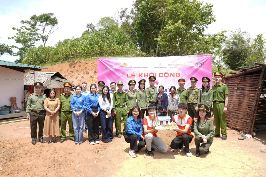 Các chương trình Mùa hè xanh của sinh viên, đến các vùng khó khăn cùng giúp sức xây nhà cho đồng bào dân tộc thiểu số. z6836963645222-93a896d9e2680515b14e8764ec0b3d24.jpg