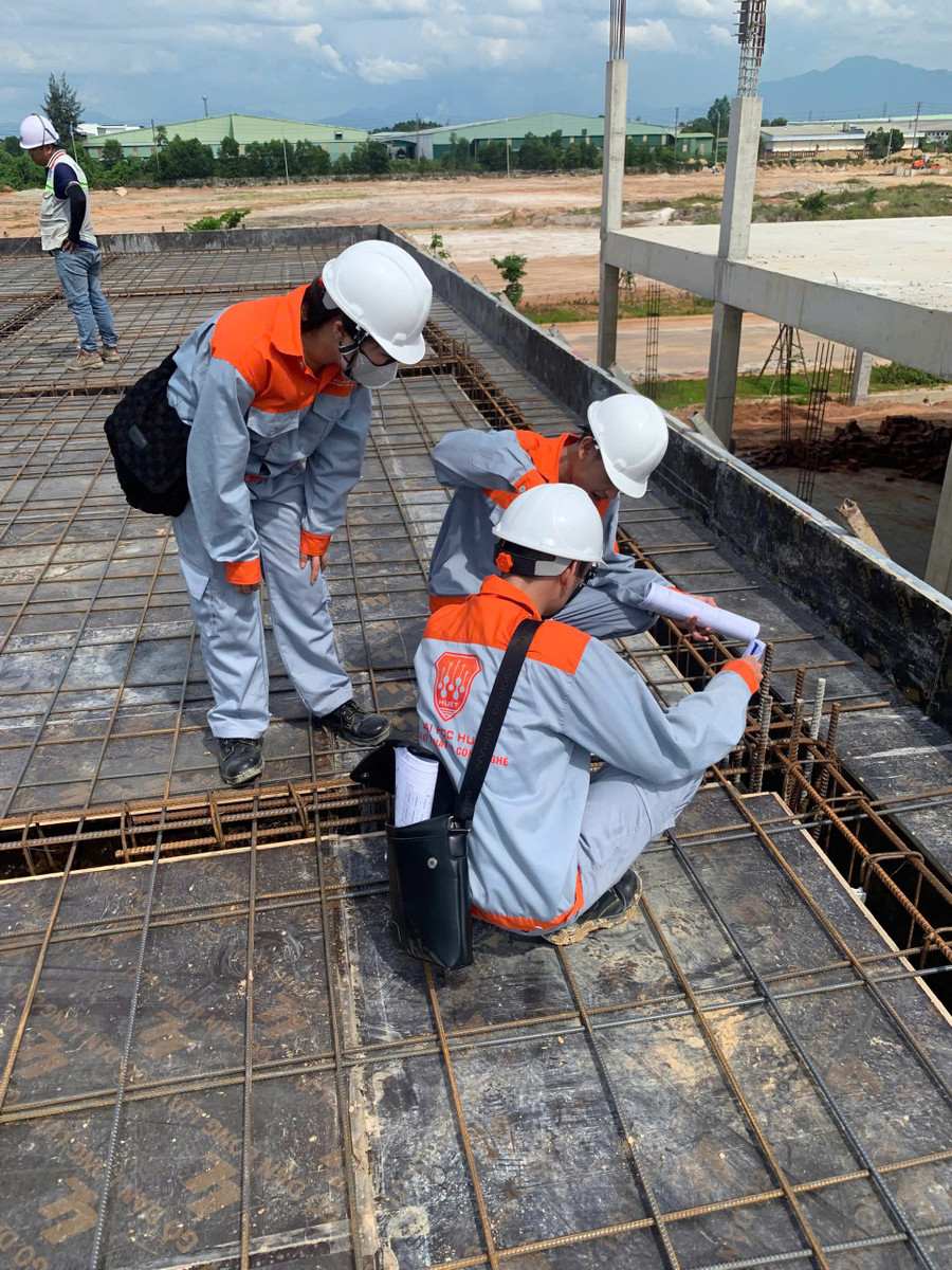 Sinh viên ngành Kỹ thuật Xây dựng, Khoa Kỹ thuật và Công nghệ - Đại học Huế thực hành thực tế tại công trường xây dựng. z6836963645296-98826bb6ceb34e41ed937f0ff79ee5ca.jpg