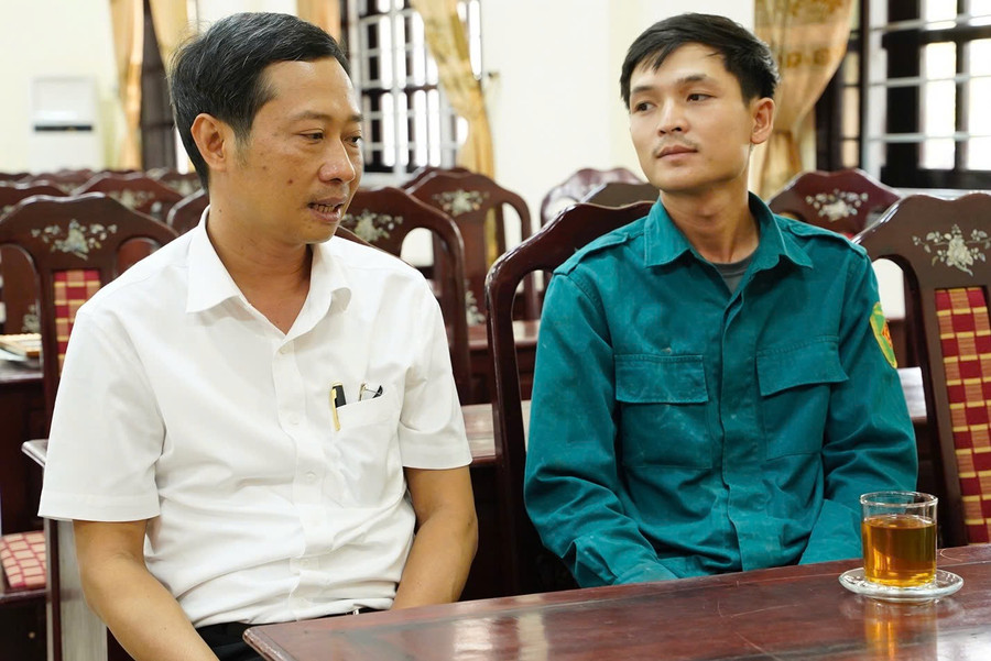Anh Trần Văn Phi (phải) trò chuyện với ông Lê Bá Minh Hải - Chủ tịch UBND phường Phú Bài tại buổi khen thưởng. (Ảnh: Thanh Đoàn) z6837005552294-477607ac39cc2d70c1e91aafaeadbe2b.jpg
