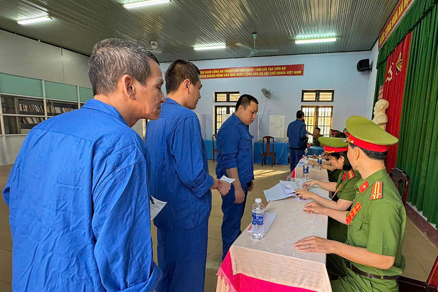 Người bị tạm giữ, tạm giam tại Trại tạm giam Công an TP Huế bầu cử nghiêm túc. (Ảnh: Công an TP Huế)