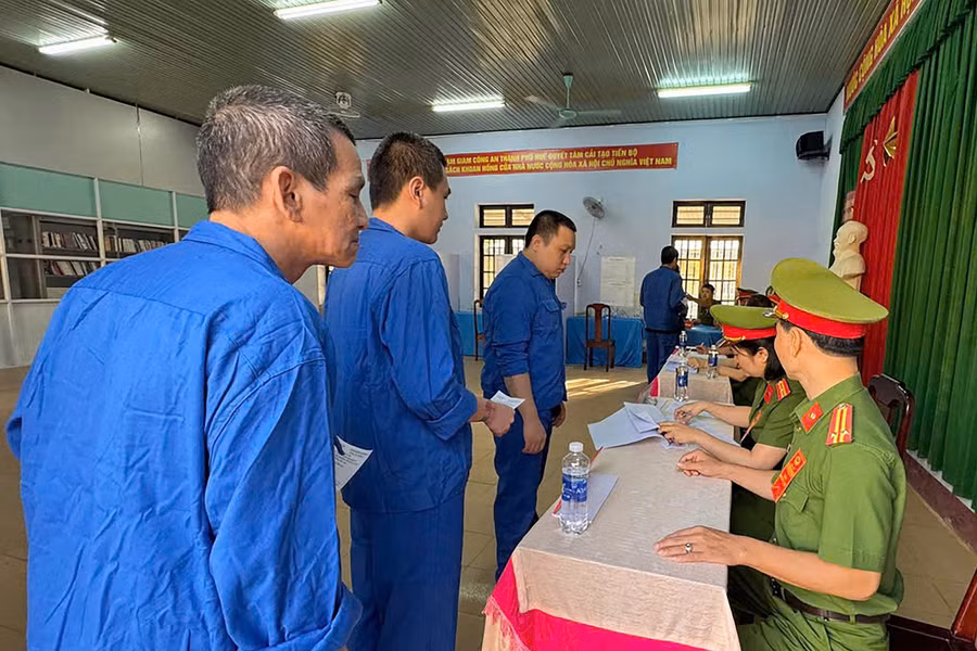 Người bị tạm giữ, tạm giam tại Trại tạm giam Công an TP Huế bầu cử nghiêm túc. (Ảnh: Công an TP Huế)