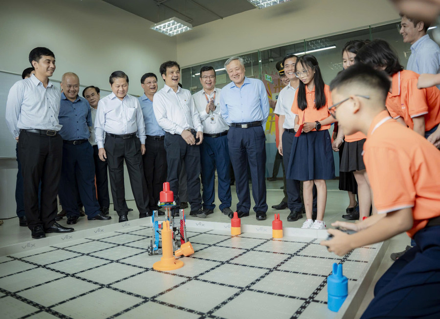 Phó Thủ tướng thăm, làm việc tại Tổ hợp giáo dục FPT ở TP Huế. 4.jpg