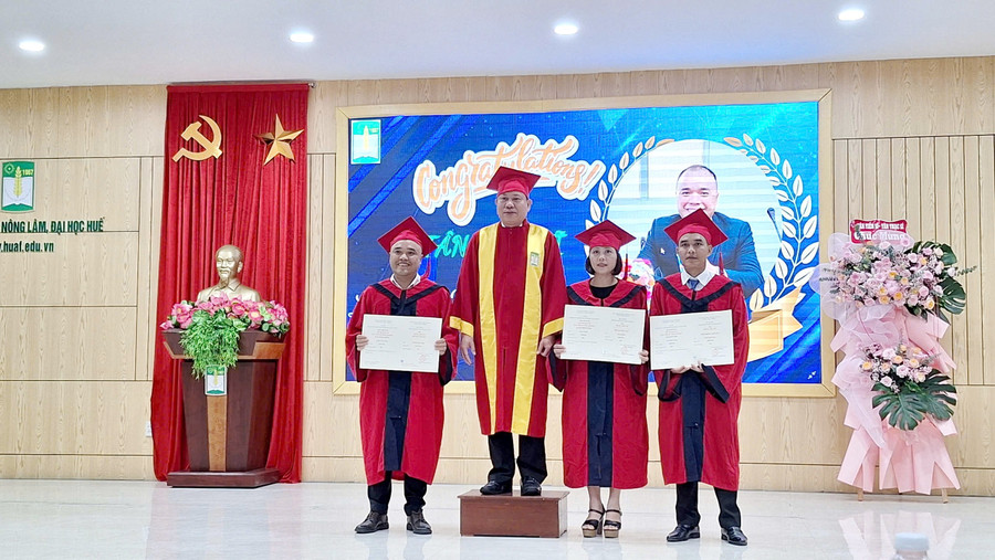 PGS.TS Trần Thanh Đức, Hiệu trưởng Trường Đại học Nông Lâm, Đại học Huế trao bằng đến các tân tiến sĩ. (Ảnh: Đại Dương)