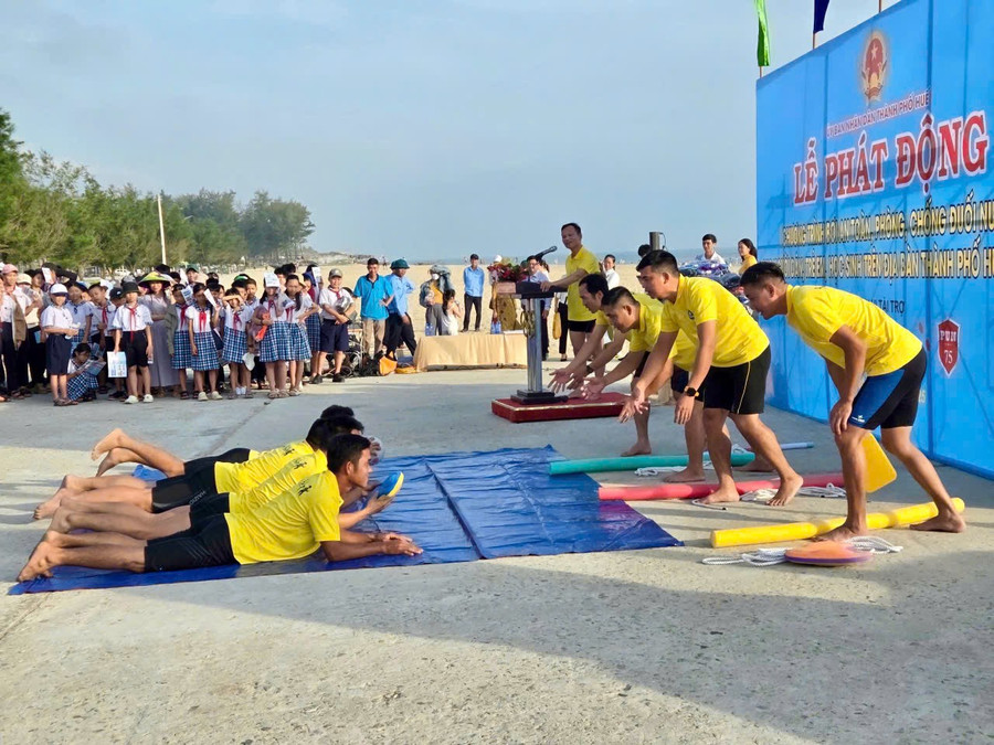 Hướng dẫn kỹ năng cứu đuối nước cơ bản tại buổi lễ. (Ảnh: Ngọc Minh) z6633511555983-f2133aa68460d2005a0628560f7c6d92.jpg