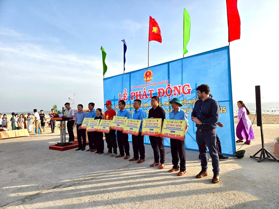 Trao tặng phao bơi cho các đơn vị. z6633511543287-86449a65d021e41e4fbcf5aa36eb72b0.jpg