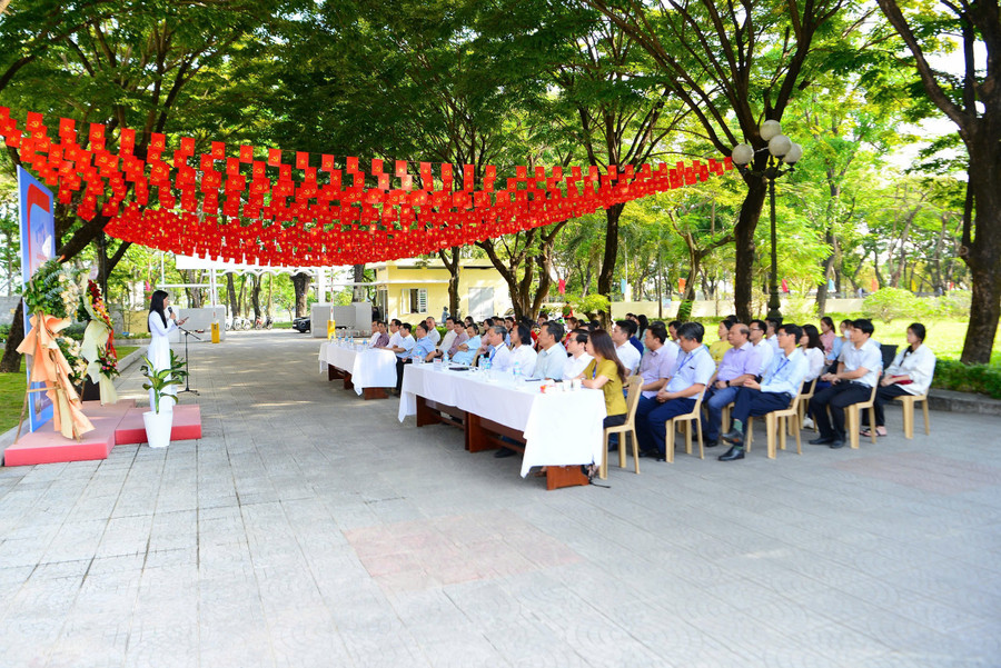 Quang cảnh buổi lễ. z6615913282588-4219d631594e5fe984832bcc900f82d1.jpg