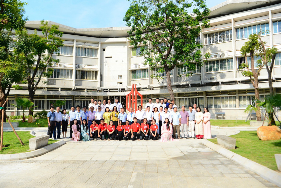 Tập thể cán bộ, giáo viên và đại diện sinh viên trường tại Công trình Công viên cổng 34 Lê Lợi. z6615913209217-010166b2cf8273bd28920811bd893b33.jpg