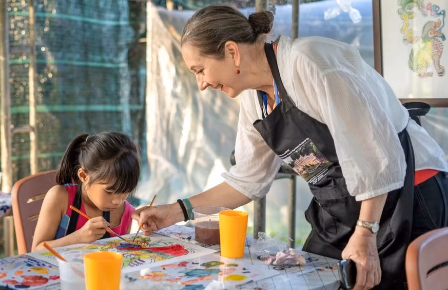 Cô Andrea Teufel hướng dẫn cho học sinh trong chương trình Tô màu Di sản.