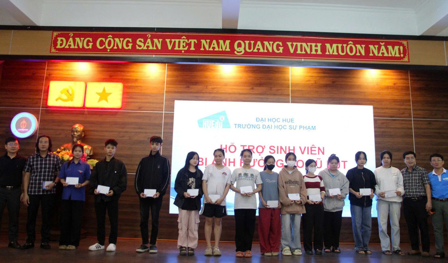 Các sinh viên nhận quà hỗ trợ từ nhà trường. 2.jpg