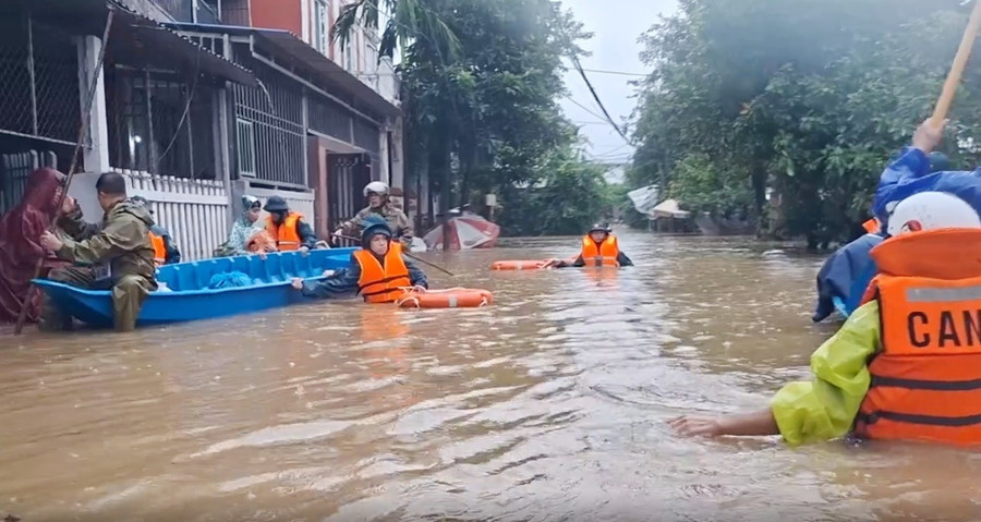 Công an TP Huế đi ghe đến các hộ dân nhà thấp trũng đưa đi tránh lũ.