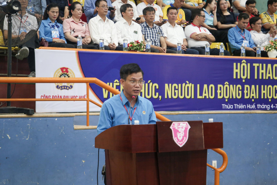 PGS.TS Nguyễn Duân - Chủ tịch Công đoàn ĐH Huế phát biểu tại Lễ khai mạc. 290C3635.jpg