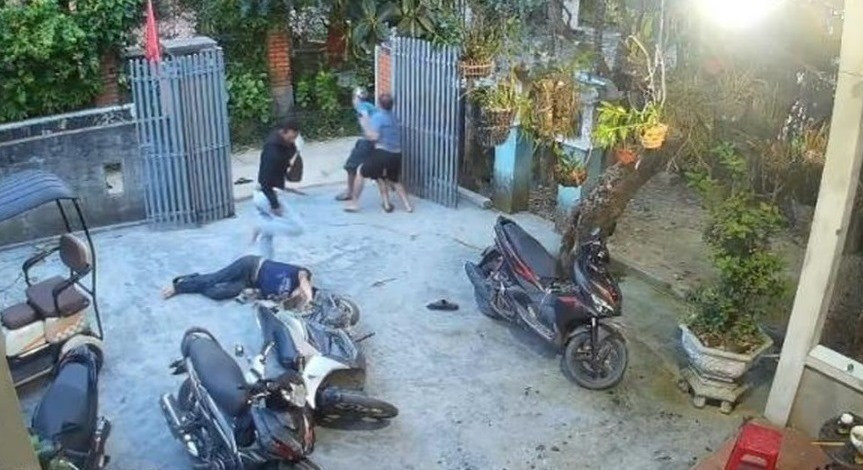 Hiện trường anh H.Đ.D. (nằm dưới đất) bị thanh niên áo đen cầm dao đâm tử vong. (Ảnh: trích xuất từ camera)
