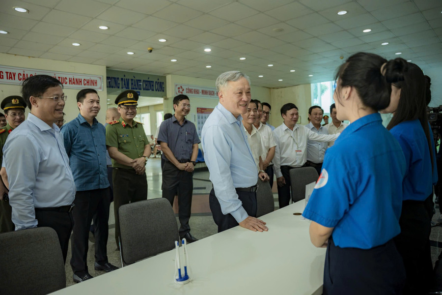 Phó Thủ tướng Nguyễn Hòa Bình thăm Trung tâm Hành chính công Phường Thuận Hóa, TP Huế. 3.jpg