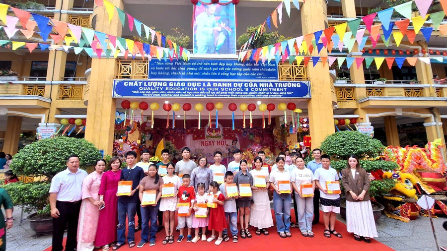 Hỗ trợ cho các học sinh có hoàn cảnh. z7086418642815-aae63f7cc7276a8ad9afb914c7326ddb.jpg