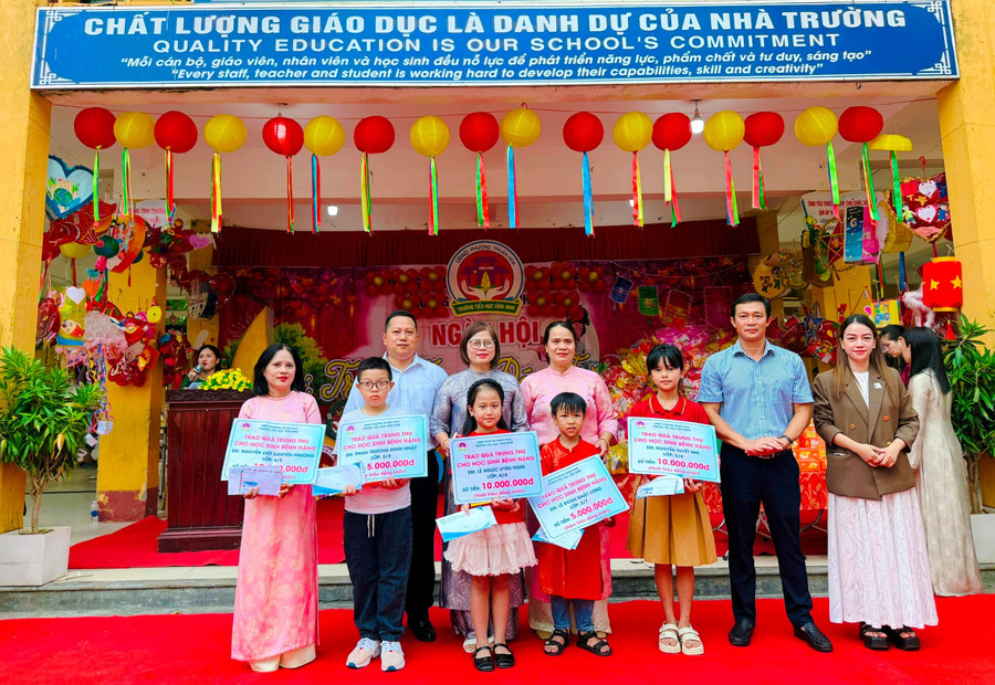 Nhà trường, các nhà hảo tâm trao quà đến các học sinh bị bệnh nặng. z7085718569994-e11189abe2eceacc23f95eef66eb1c40.jpg
