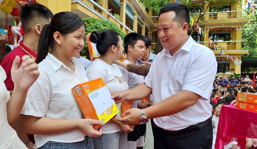 Những nụ cười và niềm vui trong ngày Tết Trung thu z7086418641788-ca0b7c7393d78590b7ef770fe6d20422.jpg