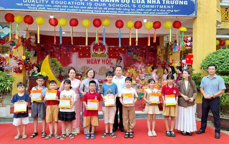 Trao quà đến các học sinh có hoàn cảnh đặc biệt khó khăn. z7086418654721-d9c39a6621fb158bd47df52aa8924f72.jpg