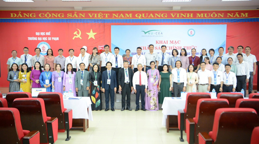Thành viên Đoàn chuyên gia đánh giá ngoài và Lãnh đạo, cán bộ Trường Đại học Sư phạm, Đại học Huế chụp ảnh lưu niệm. (Ảnh: Huy Lê) z6858943834307-aa0a5a3456ca9ae6941d4ecffec99349.jpg