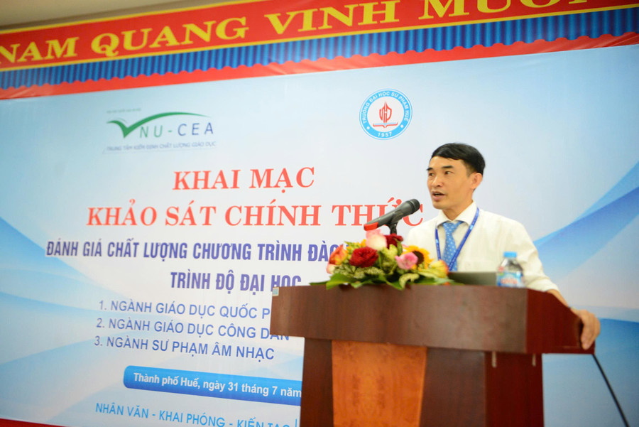 Đại diện các khoa, đơn vị chuyên môn đã trình bày báo cáo tổng quan và định hướng phát triển của các chương trình đào tạo. z6858827301998-fe94d6356a77588ab40573006a596c13.jpg