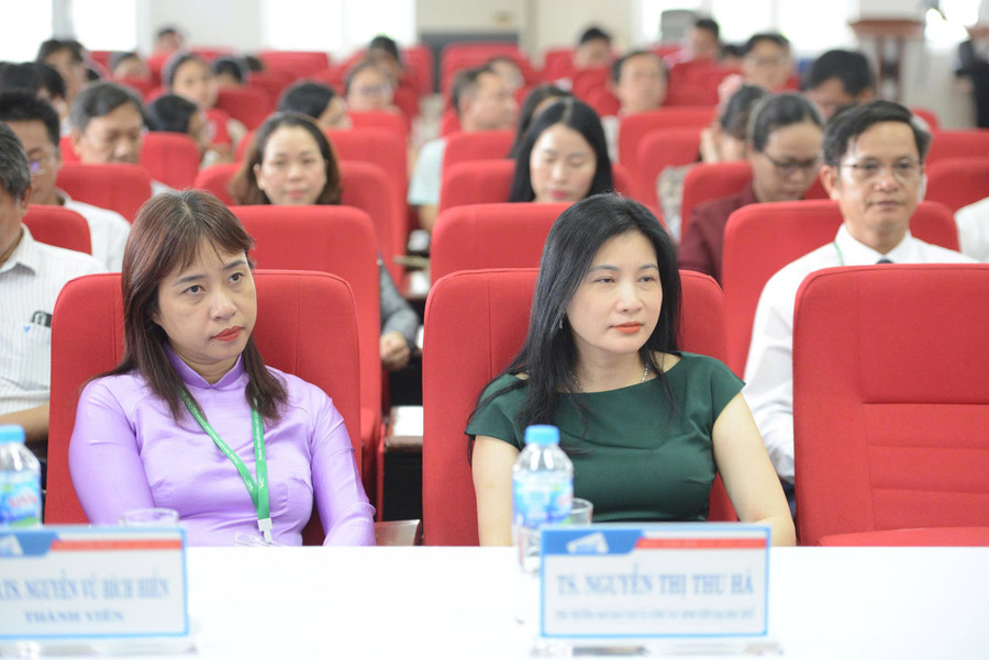 Các thành viên Đoàn đánh giá ngoài. z6858827336614-c49a9453479132e590408e1b53530cdb.jpg